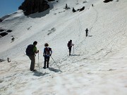 22 alcuni di noi  salgono per il ripido canale ...